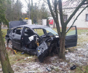 Drogowa makabra pod Siedlcami. Bmw walnęło w drzewo, auto rozpadło się na pół