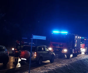 PILNE: Zablokowana droga nr 42. Zderzenie dwóch osobówek i dostawczego busa