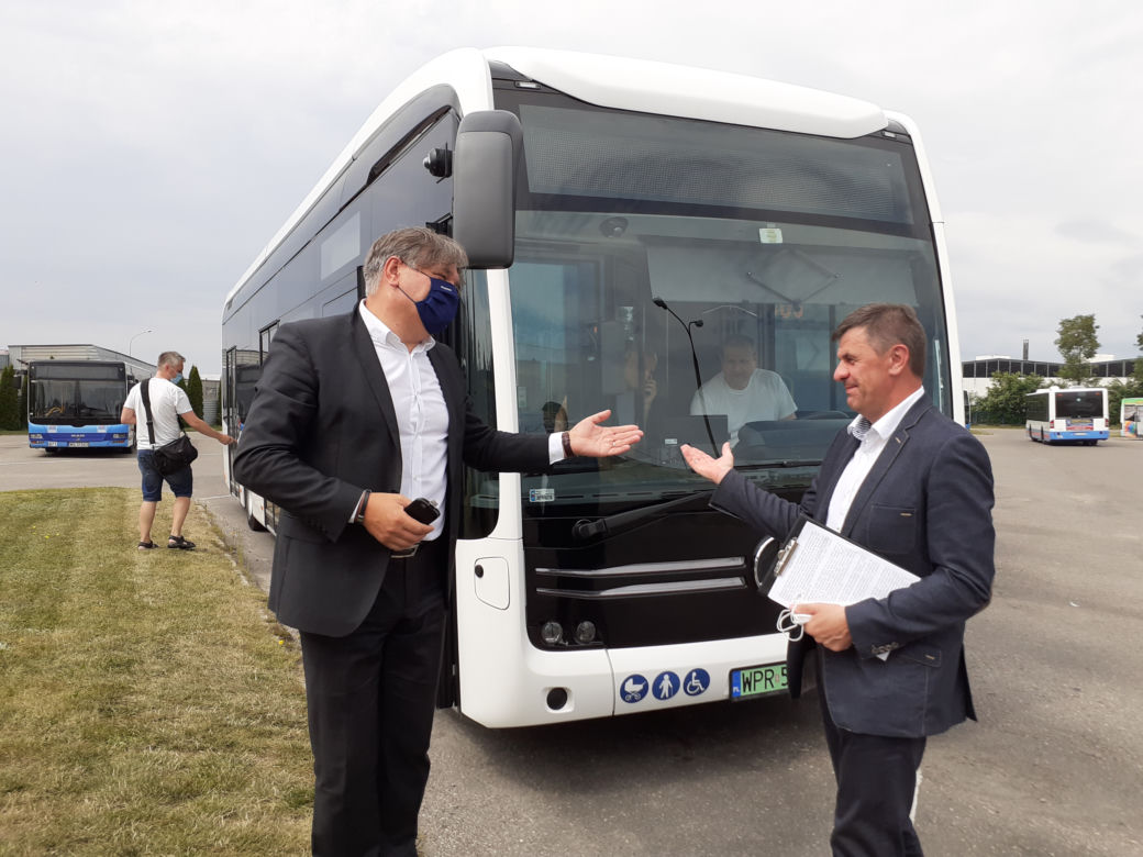 Autobus elektryczny testowany na ulicach Siedlec wyróżnia się swoim wyglądem