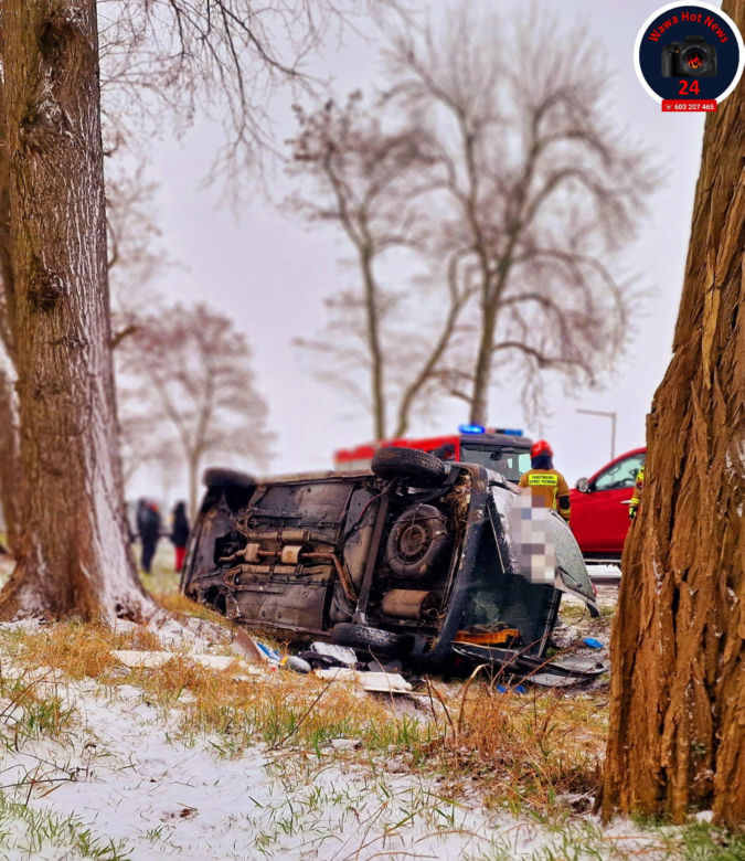 Makabryczny wypadek pod Warszawą. Osobówka dachowała na łuku drogi. Jedna osoba ranna