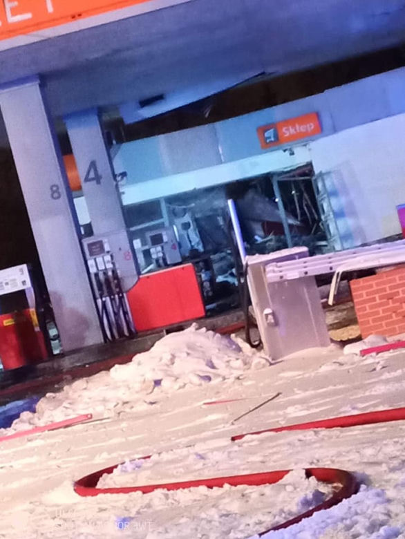 PILNA akcja ratowników w Sosnowcu! Na stacji eksplodował gaz. Budynek runął, są ranni
