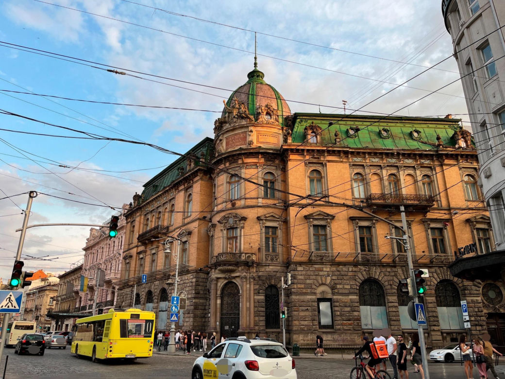 Tak wygląda wojenna rzeczywistość na ulicach Lwowa. Gdy wyją syreny, nikt już nie reaguje. "Boimy się, ale trzeba żyć"