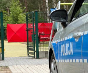 Makabryczne odkrycie na placu zabaw pod Warszawą. Ciało mężczyzny na zjeżdżalni
