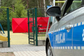 Makabryczne odkrycie na placu zabaw pod Warszawą. Ciało mężczyzny na zjeżdżalni