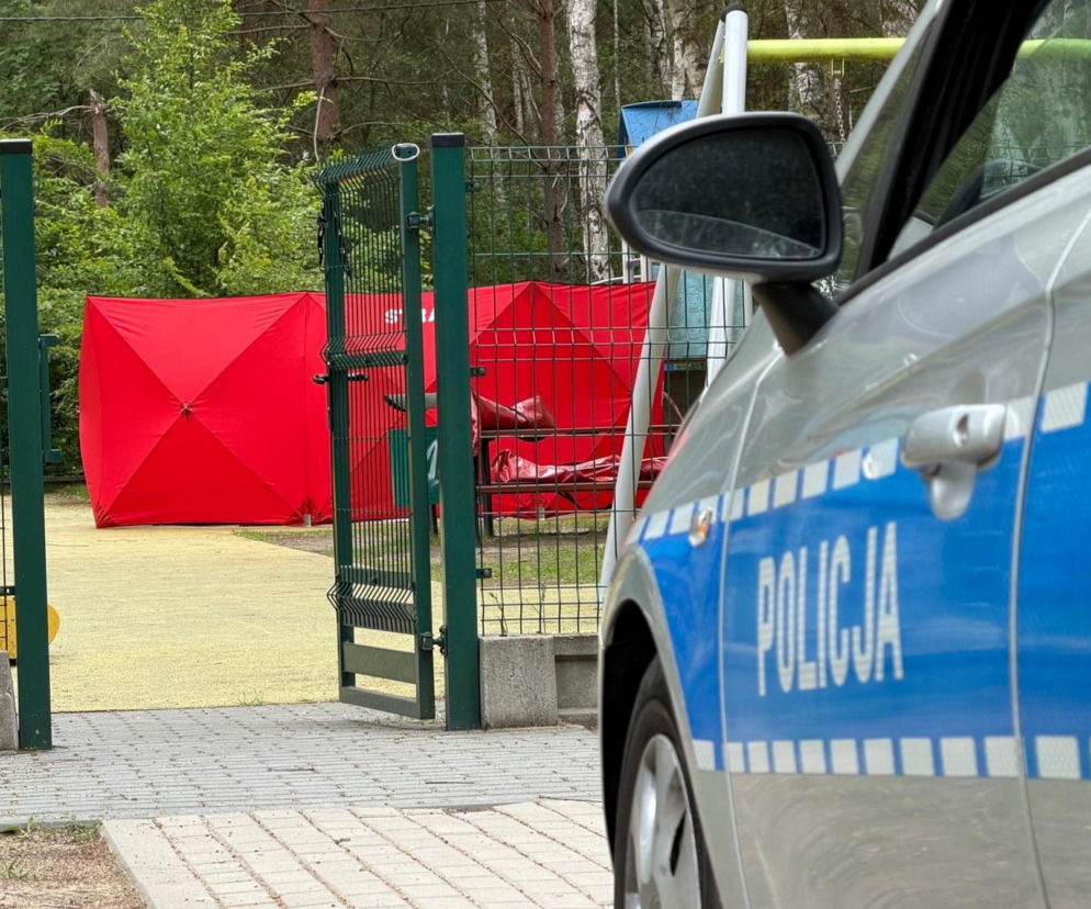 Szokujące odkrycie na placu zabaw. Znaleziono martwego mężczyznę na zjeżdżalni