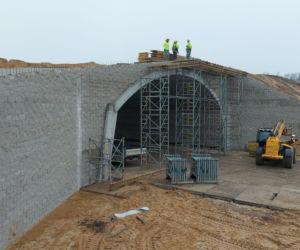 Na autostradzie A2 na wschód od Warszawy prace idą pełną parą, zarówno w dzień, jak i po zmroku