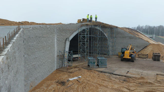 Na autostradzie A2 na wschód od Warszawy prace idą pełną parą, zarówno w dzień, jak i po zmroku