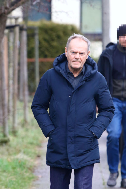 Donald Tusk z zięciem dźwigają gigantyczną choinkę. A za nimi drepcze Kasia z drugą. Wnusie premiera jak księżniczki