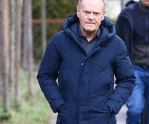 Donald Tusk z zięciem dźwigają gigantyczną choinkę. A za nimi drepcze Kasia z drugą. Wnusie premiera jak księżniczki