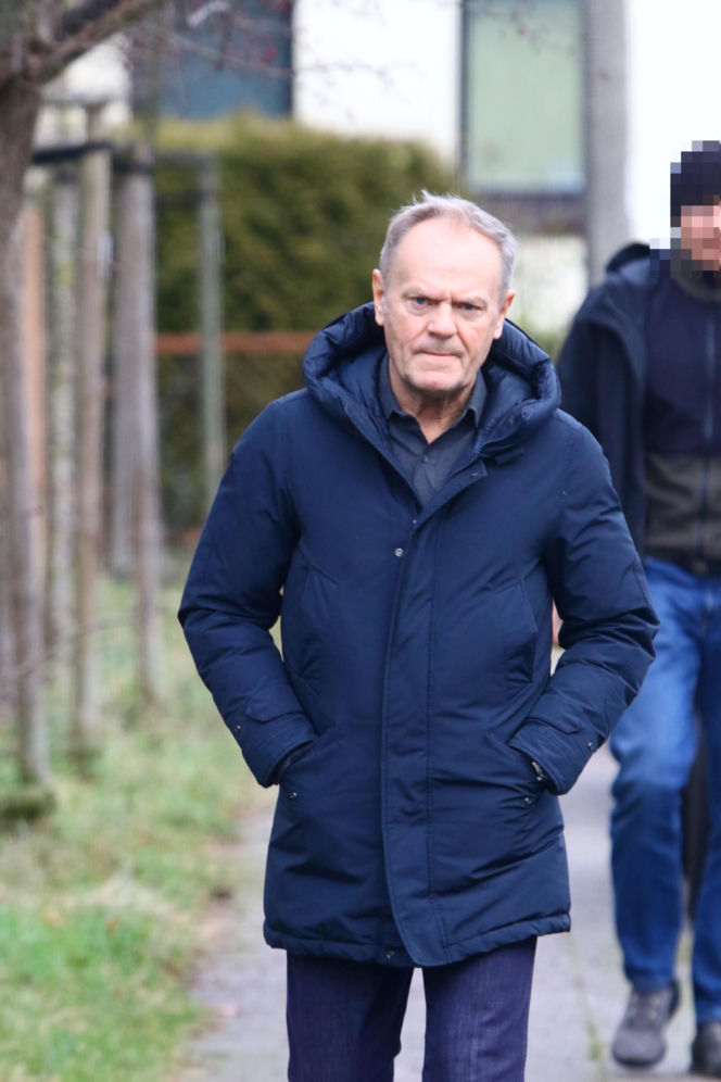 Donald Tusk z zięciem dźwigają gigantyczną choinkę. A za nimi drepcze Kasia z drugą. Wnusie premiera jak księżniczki