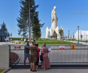 Teren wokół rekordowego pomnika Matki Boskiej w Konotopiu zamknięty z powodów bezpieczeństwa. Chętnych na zwiedzanie jednak nie brakuje