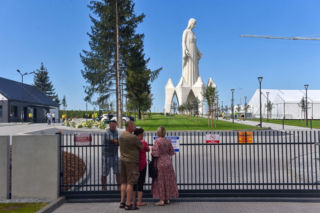 Teren wokół rekordowego pomnika Matki Boskiej w Konotopiu zamknięty z powodów bezpieczeństwa. Chętnych na zwiedzanie jednak nie brakuje