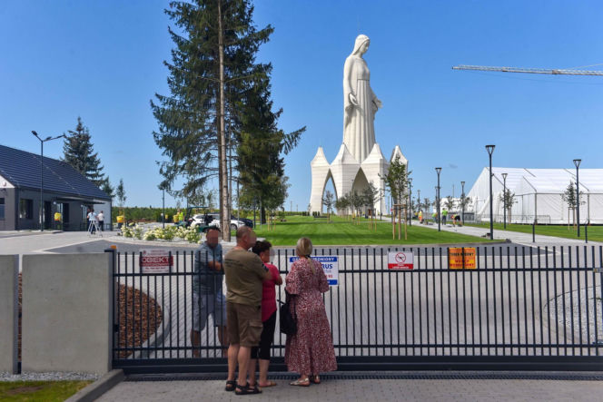 Teren wokół rekordowego pomnika Matki Boskiej w Konotopiu zamknięty z powodów bezpieczeństwa. Chętnych na zwiedzanie jednak nie brakuje