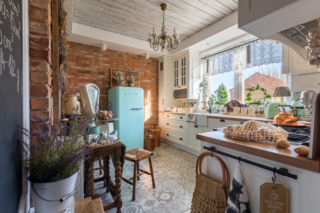 To gotowy projekt Muratora, a w środku farmhouse i styl prowansalski. Nie spiesz się z decyzją o wyborze stylu - radzi właścicielka. Dom  ma 140 metrów