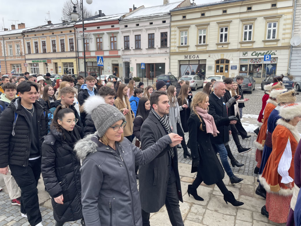 Maturzyści zatańczyli na Rynku poloneza