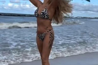 Szał na plaży nad Bałtykiem. Ewa z Sanatorium miłości zrzuciła ubrania. Co za figura w bikini!