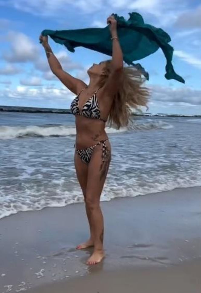 Szał na plaży nad Bałtykiem. Ewa z "Sanatorium miłości" zrzuciła ubrania. Co za figura w bikini!