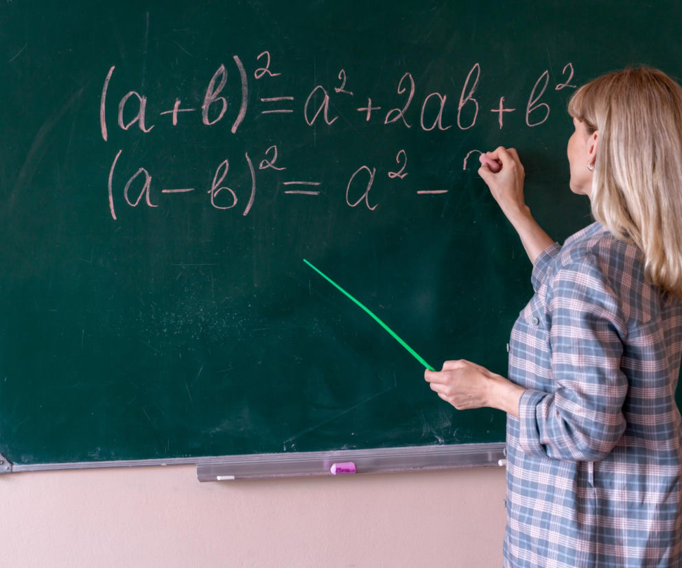 Ile to 12 ÷ 3(2 + 2) = ? Ta łamigłówka z nawiasem wywołała burzę