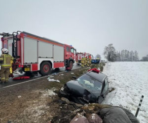 Auto uderzyło o beton, troje dzieci i kierowca w szpitalu! 12-latka w poważnym stanie