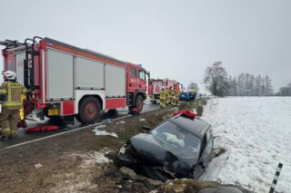 Auto uderzyło o beton, troje dzieci i kierowca w szpitalu! 12-latka w poważnym stanie