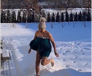 Anna Samusionek morsuje bez majtek!