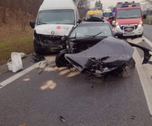 Potworny wypadek pod Płockiem! Volvo 18-latka zderzyło się czołowo z tirem i busem. DK 60 zablokowana [ZDJĘCIA]