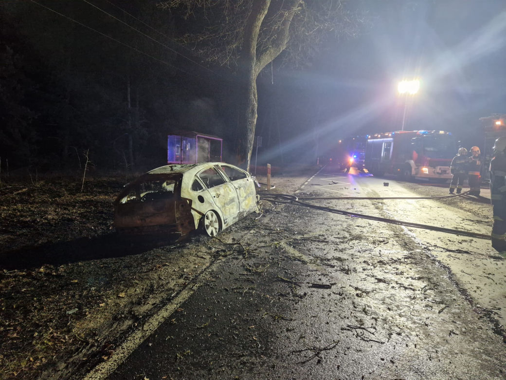 Dramatyczny wypadek w Herbutowie! Auto uderzyło w drzewo i spłonęło. Jedna osoba nie żyje