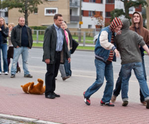Na Wspólnej: Sławek zostaje dźgnięty nożem i walczy o życie!