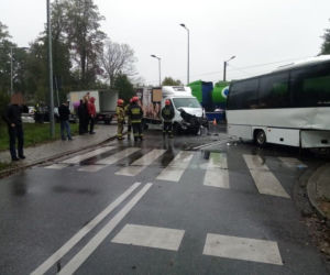 Zderzenie busa z samochodem dostawczym w Nowych Żukowicach