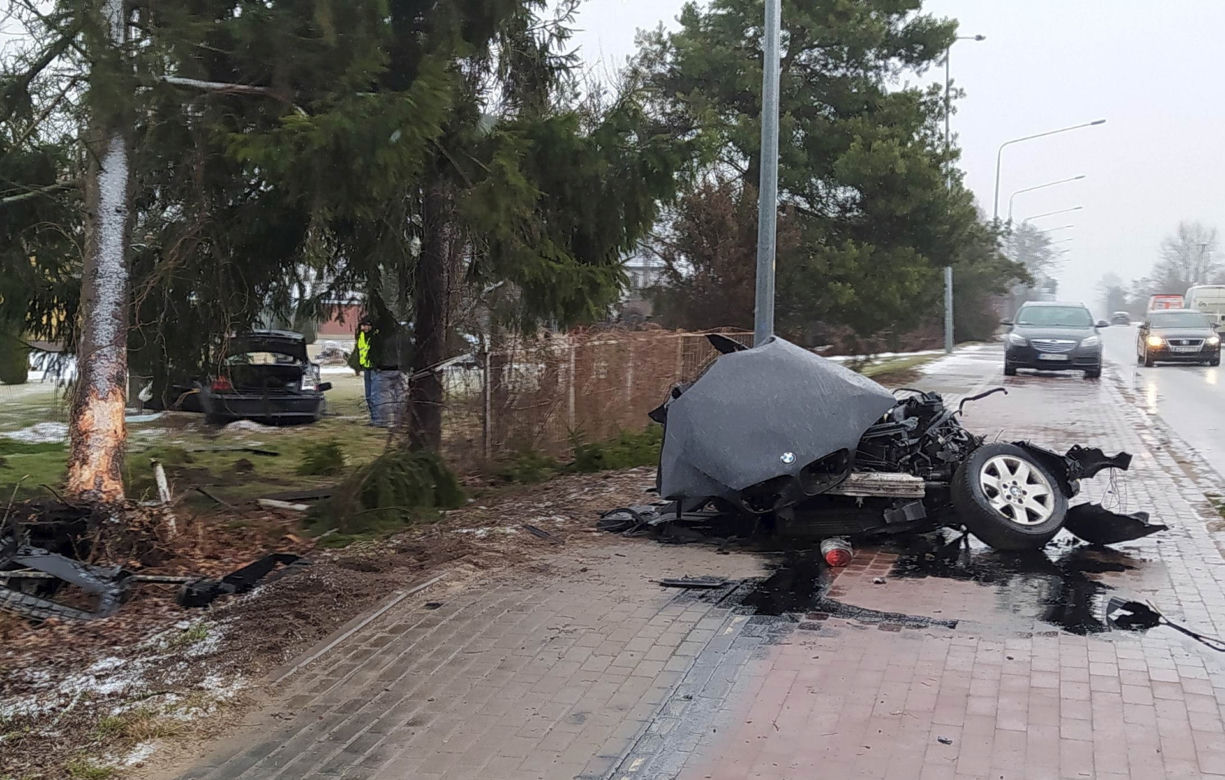 Drogowa makabra pod Siedlcami. Bmw walnęło w drzewo, auto rozpadło się na pół