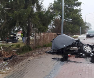 Drogowa makabra pod Siedlcami. Bmw walnęło w drzewo, auto rozpadło się na pół