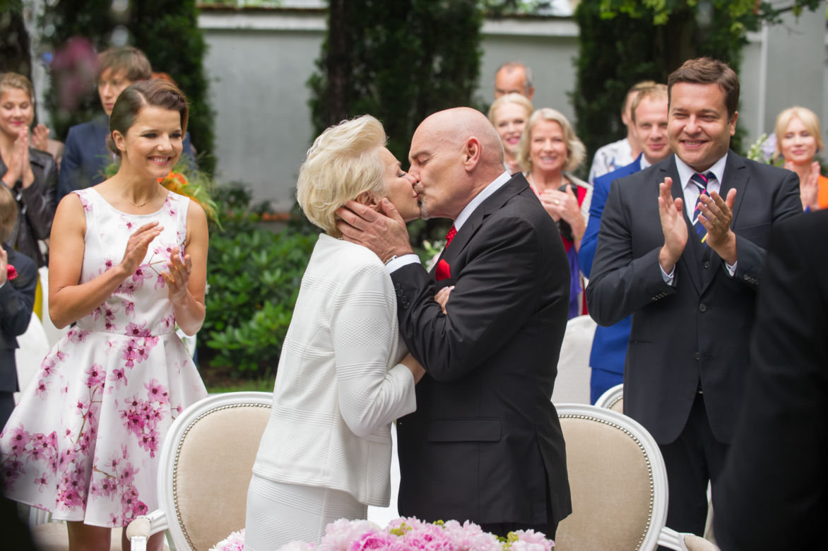 Na Wspólnej odc. 2347. Roman (Waldemar Obłoza), Honorata (Aleksandra Konieczna). Ślub Hofferów