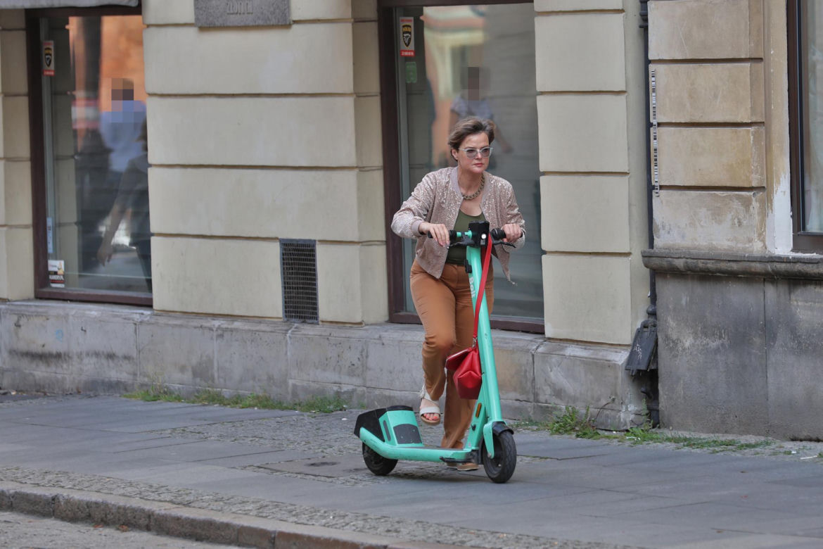 Monika Richardson pędzi na hulajnodze