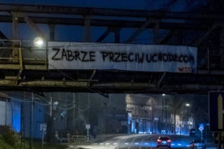 Zabrze przeciwne przyjmowaniu uchodźców? Na wiadukcie pojawił się absurdalny baner