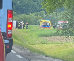 Wypadek autobusu z dziećmi! Są poszkodowani, droga zablokowana