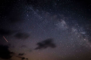 Spadną z nieba w nocy. Rój meteorów nad Polską jeszcze w kwietniu!