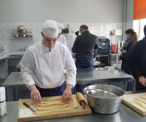 Tłusty czwartek w ZSGH w Grudziądzu. Uczniowie smażyli pączki i faworki