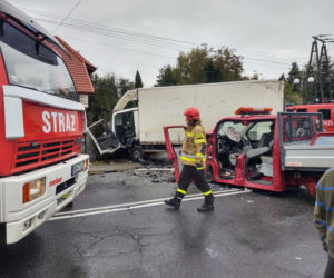 Wypadek w Stróżach. Dostawczak staranowany przez ciężarówkę