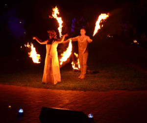 Pokaz fireshow w wykonaniu tancerzy i tancerek Teatru Ognia „Mantra” z Makowa Mazowieckiego