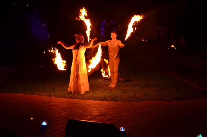 Pokaz fireshow w wykonaniu tancerzy i tancerek Teatru Ognia „Mantra” z Makowa Mazowieckiego
