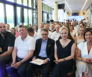 Ponad 7 mln zł dla lokalnych projektów. Na Służewcu wręczono czeki laureatom programu „Sportowo Kulturalnie Lokalnie”.