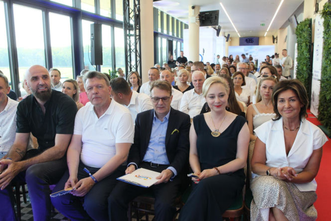 Ponad 7 mln zł dla lokalnych projektów. Na Służewcu wręczono czeki laureatom programu „Sportowo Kulturalnie Lokalnie”.