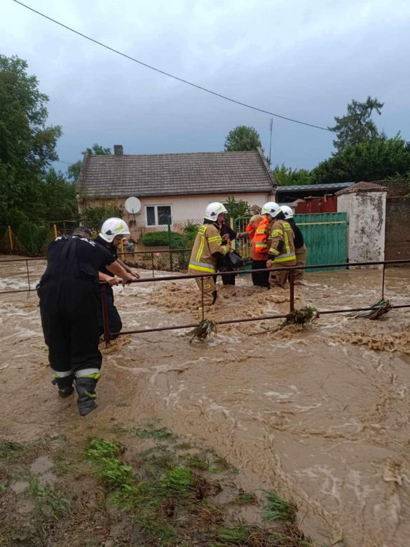 Nawałnice i burze w Świętokrzyskiem. Ponad 200 interwencji strażaków. Droga w Ćmielowie całkowicie zniszczona [ZDJĘCIA].