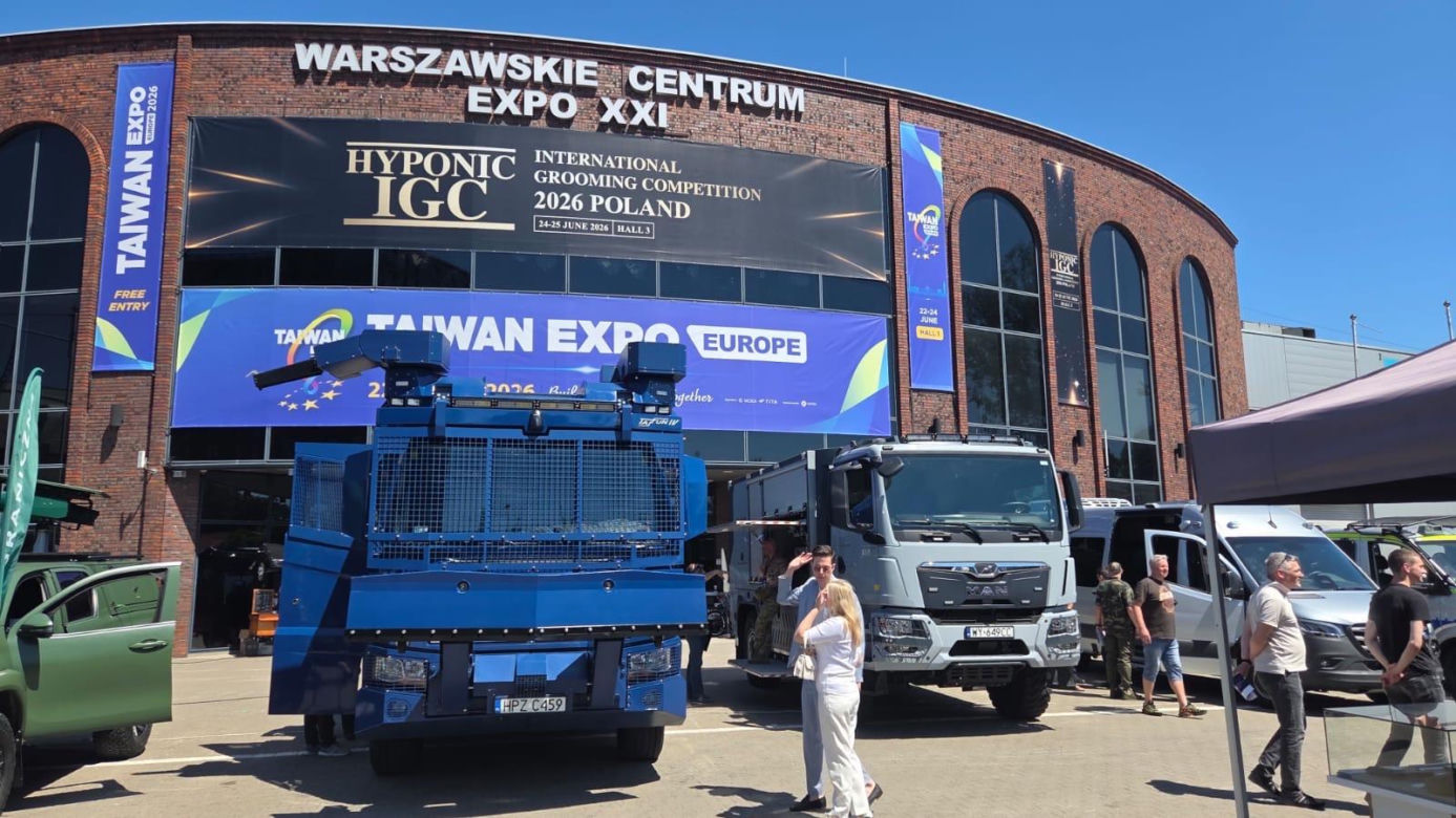 Tłum na warszawskich Targach Obronnych