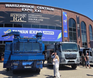 Tłum na warszawskich Targach Obronnych