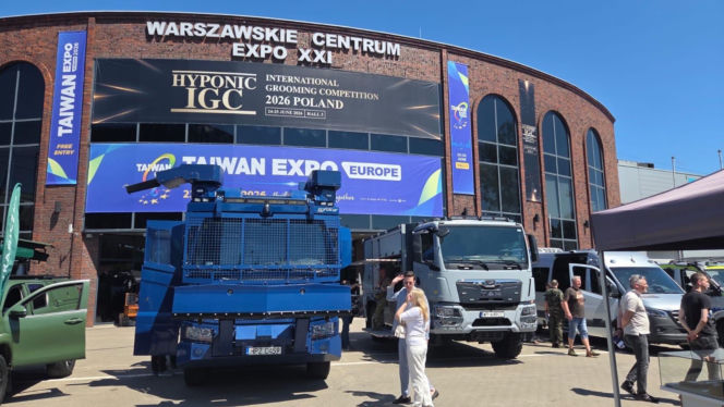 Tłum na warszawskich Targach Obronnych