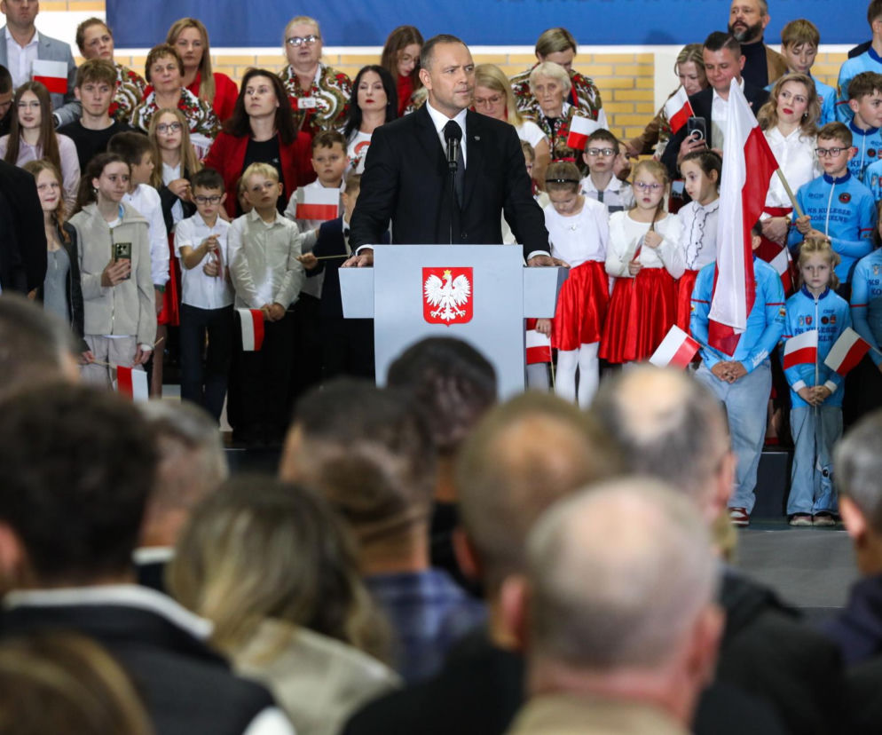 Prezydent Karol Nawrocki przemawia do mieszkańców w Kuleszach Kościelnych. Relację z wizyty znajdziesz w SE Polityka.
