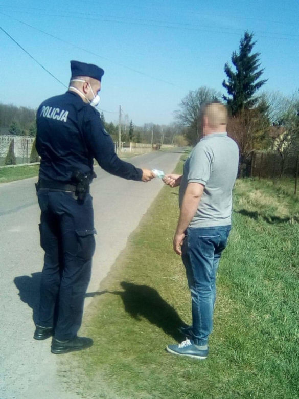 Policjanci rozdają maseczki