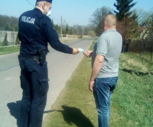 Policjanci rozdają maseczki
