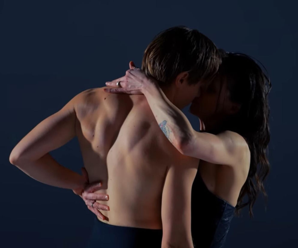 Namiętne ujęcia Janji Lesar i Kasi Zillmann. Ta piosenkarka zaprosiła je do teledysku